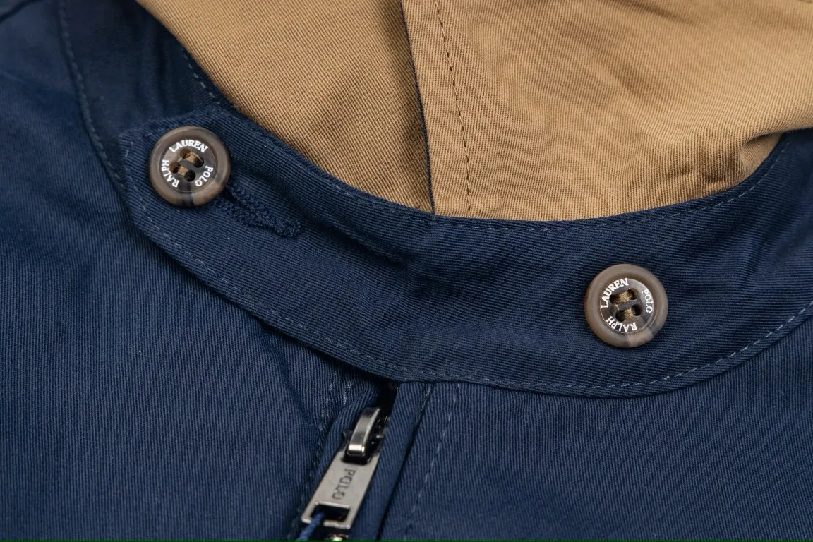 P300 model number: G317 Ralph Lauren's new 24ss classic embroidered logo lapel executive zipper jacket for both men and women. 1️⃣Selected from high-quality original developed pure cotton fabric, with customized plaid lining inside, the overall wear effect is very soft and comfortable. 2️⃣The workmanship details are perfectly controlled, with exquisite small logo embroidery on the chest, and the unique design style of splicing technology is used on the dropped shoulders to highlight your personality! The version is simple but not simple! 3️⃣ Complete with tag accessories, unisex design, and a very versatile jacket for men and women!  Color: black, navy blue, khaki Size: S, M, L, XL